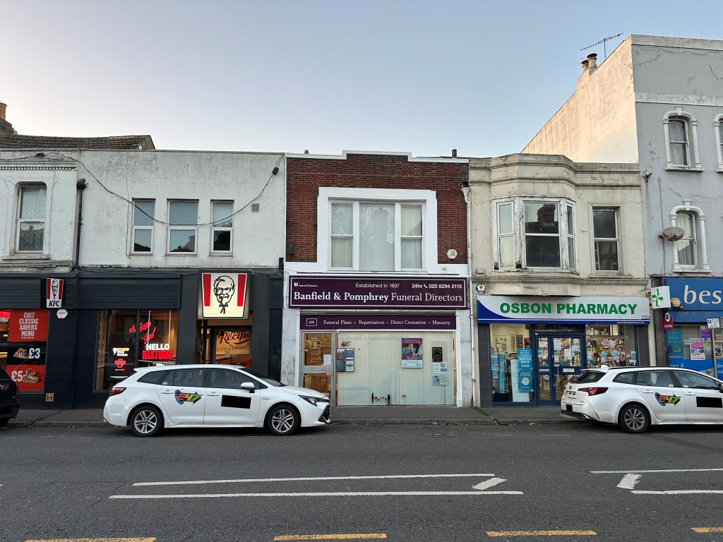 Lot: 60 - THREE STOREY COMMERCIAL UNIT FOR INVESTMENT - Three Storey Commercial Unit